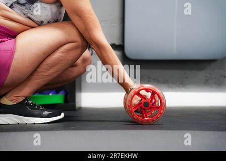 Fitness und Training alter Frauen im Sportgewicht. Stockfoto