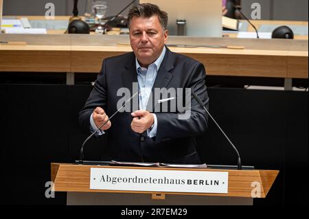 Berlin, Deutschland. 15. Juni 2023. Andreas Geisel (SPD), Mitglied des Berliner Repräsentantenhauses, spricht auf der Plenartagung des Berliner Repräsentantenhauses. Kredit: Fabian Sommer/dpa/Alamy Live News Stockfoto