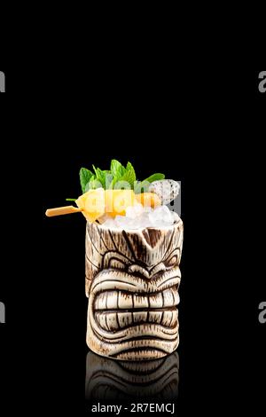 Frischer Zombie Tiki-Cocktail mit Eis in Keramikbecher. Fruchtiger gefrorener alkoholischer Cocktail. Stockfoto