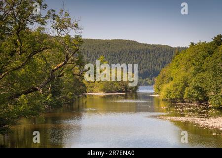 Eine ruhige, heiße Sommerlandschaft in HDR mit Flussfoyers in der Nähe von Loch Ness, Inverness-shire, Schottland. 4. Juni 2023 Stockfoto