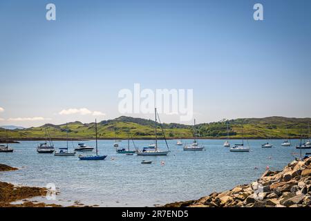 Ein warmes Sommerbild der Boote und Yachten in der sicheren Oase von Arisaig Marina, Locharber, Schottland. 5. Juni 2023 Stockfoto