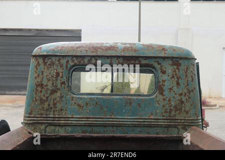 Detailansicht der hinteren Licht einer alten Vintage oder retro Auto.  Kontrast von Orange, Rot, Weiß und Grün. Sonnendurchflutete helle und lebendige  Szene Stockfotografie - Alamy