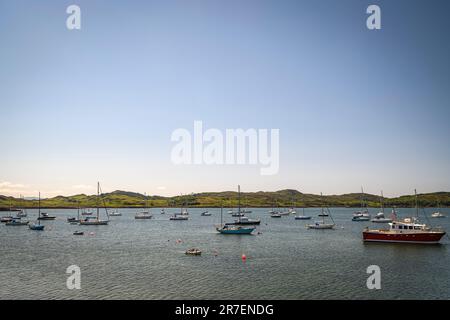 Ein warmes Sommerbild der Boote und Yachten in der sicheren Oase von Arisaig Marina, Locharber, Schottland. 5. Juni 2023 Stockfoto