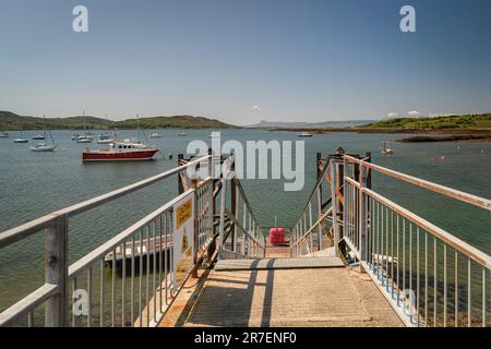 Ein warmes Sommerbild der Boote und Yachten in der sicheren Oase von Arisaig Marina, Locharber, Schottland. 5. Juni 2023 Stockfoto