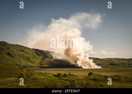 Ein sommerliches HDR-Bild, auf dem Stoppeln während einer sehr heißen und trockenen Wetterperiode in South Morar, Schottland, auf einem Feld verbrannt werden. 5. Juni 2023 Stockfoto