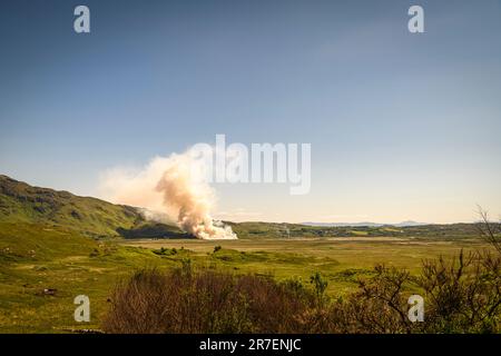 Ein sommerliches HDR-Bild, auf dem Stoppeln während einer sehr heißen und trockenen Wetterperiode in South Morar, Schottland, auf einem Feld verbrannt werden. 5. Juni 2023 Stockfoto