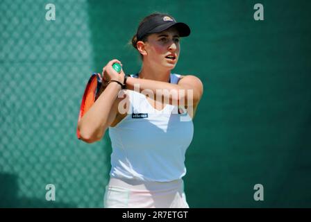 Amelie-Tennisspielerin mit der Rückhand Stockfoto