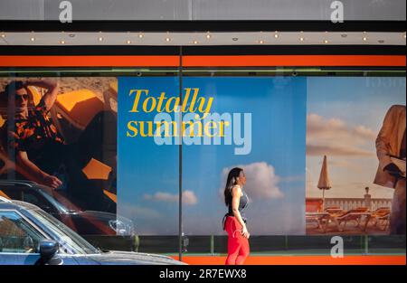 Kings Road, London, Großbritannien. 15. Juni 2023. Die Hitzewelle und die hohe Luftfeuchtigkeit dauern im Zentrum Londons an, das Fenster des Peter Jones Kaufhauses am Sloane Square zeigt es. Kredit: Malcolm Park/Alamy Live News Stockfoto