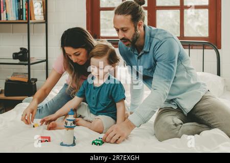 Neben lustigen Lernspielzeugen und Bausteinen fördern sie die Gehirnentwicklung, verbessern die Koordination der Hand und der Augen, fördern die Feinmotorik und fördern die Konzentration Stockfoto