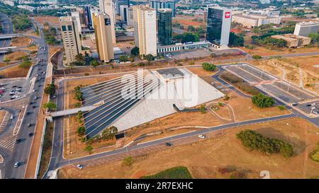 Das Nationaltheater Cláudio Santoro (Teatro Nacional Cláudio Santoro) ist ein Gebäude mit mehreren Theatern in Brasília, Brasilien. Stockfoto