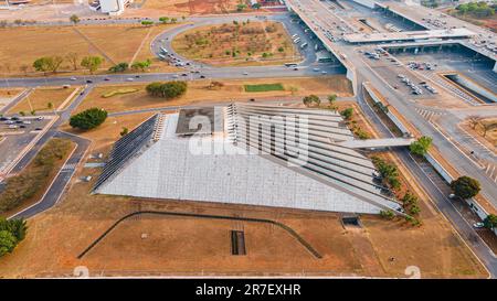 Das Nationaltheater Cláudio Santoro (Teatro Nacional Cláudio Santoro) ist ein Gebäude mit mehreren Theatern in Brasília, Brasilien. Stockfoto