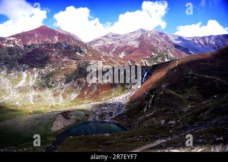 Der alpine Gletschersee Ratti Gali befindet sich im Neelum-Tal, Azad Kaschmir, Pakistan. Stockfoto