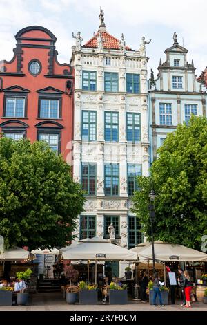 Das Goldene Haus von Danzig und Touristen essen im Freien in Dluga Targ, Altstadt von Danzig, Polen Stockfoto