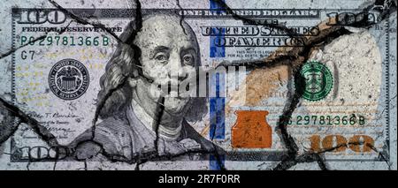 Hundert-Dollar-Schein mit Rissen. US-Dollar-Banknote zerbrochen. US-Finanzkrisenkonzept Stockfoto
