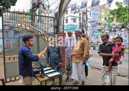 Die Wahlen zur Sylhet City Corporation sind nur ein paar Wochen später. Das Sylhet Regional Election Office führt über die elektronische Abstimmungsmaschine (EVM) Wahlkampf für die Sylhet City Corporation, damit die Wähler ohne Zögern wählen können. Eifrige Wähler versammelten sich auf dem Grundschulgelände der Regierung von Madhushahid für die EVM-Ausstellung. Sylhet, Bangladesch. Stockfoto