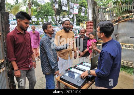 Die Wahlen zur Sylhet City Corporation sind nur ein paar Wochen später. Das Sylhet Regional Election Office führt über die elektronische Abstimmungsmaschine (EVM) Wahlkampf für die Sylhet City Corporation, damit die Wähler ohne Zögern wählen können. Eifrige Wähler versammelten sich auf dem Grundschulgelände der Regierung von Madhushahid für die EVM-Ausstellung. Sylhet, Bangladesch. Stockfoto