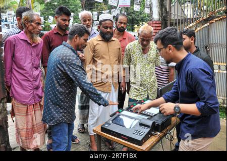 Die Wahlen zur Sylhet City Corporation sind nur ein paar Wochen später. Das Sylhet Regional Election Office führt über die elektronische Abstimmungsmaschine (EVM) Wahlkampf für die Sylhet City Corporation, damit die Wähler ohne Zögern wählen können. Eifrige Wähler versammelten sich auf dem Grundschulgelände der Regierung von Madhushahid für die EVM-Ausstellung. Sylhet, Bangladesch. Stockfoto