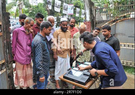 Die Wahlen zur Sylhet City Corporation sind nur ein paar Wochen später. Das Sylhet Regional Election Office führt über die elektronische Abstimmungsmaschine (EVM) Wahlkampf für die Sylhet City Corporation, damit die Wähler ohne Zögern wählen können. Eifrige Wähler versammelten sich auf dem Grundschulgelände der Regierung von Madhushahid für die EVM-Ausstellung. Sylhet, Bangladesch. Stockfoto