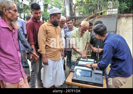 Die Wahlen zur Sylhet City Corporation sind nur ein paar Wochen später. Das Sylhet Regional Election Office führt über die elektronische Abstimmungsmaschine (EVM) Wahlkampf für die Sylhet City Corporation, damit die Wähler ohne Zögern wählen können. Eifrige Wähler versammelten sich auf dem Grundschulgelände der Regierung von Madhushahid für die EVM-Ausstellung. Sylhet, Bangladesch. Stockfoto