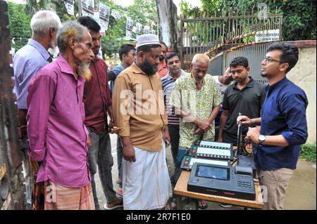 Die Wahlen zur Sylhet City Corporation sind nur ein paar Wochen später. Das Sylhet Regional Election Office führt über die elektronische Abstimmungsmaschine (EVM) Wahlkampf für die Sylhet City Corporation, damit die Wähler ohne Zögern wählen können. Eifrige Wähler versammelten sich auf dem Grundschulgelände der Regierung von Madhushahid für die EVM-Ausstellung. Sylhet, Bangladesch. Stockfoto