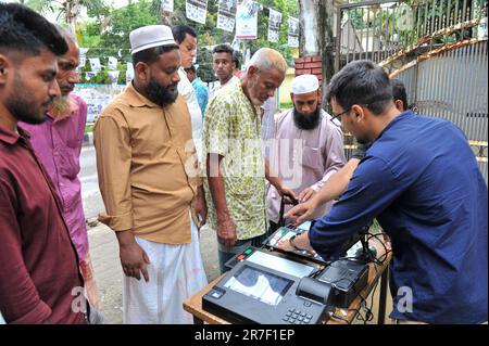 Die Wahlen zur Sylhet City Corporation sind nur ein paar Wochen später. Das Sylhet Regional Election Office führt über die elektronische Abstimmungsmaschine (EVM) Wahlkampf für die Sylhet City Corporation, damit die Wähler ohne Zögern wählen können. Eifrige Wähler versammelten sich auf dem Grundschulgelände der Regierung von Madhushahid für die EVM-Ausstellung. Sylhet, Bangladesch. Stockfoto