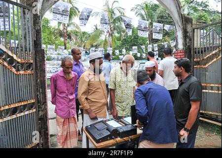 Die Wahlen zur Sylhet City Corporation sind nur ein paar Wochen später. Das Sylhet Regional Election Office führt über die elektronische Abstimmungsmaschine (EVM) Wahlkampf für die Sylhet City Corporation, damit die Wähler ohne Zögern wählen können. Eifrige Wähler versammelten sich auf dem Grundschulgelände der Regierung von Madhushahid für die EVM-Ausstellung. Sylhet, Bangladesch. Stockfoto