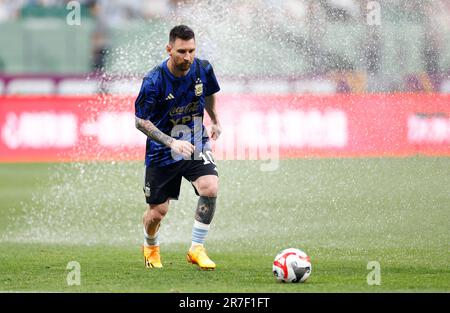 Peking, China. 15. Juni 2023. Lionel Messi aus Argentinien erwärmt sich vor einer internationalen Fußballeinladung zwischen Argentinien und Australien in Peking, der chinesischen Hauptstadt, am 15. Juni 2023. Kredit: Zhang Chen/Xinhua/Alamy Live News Stockfoto