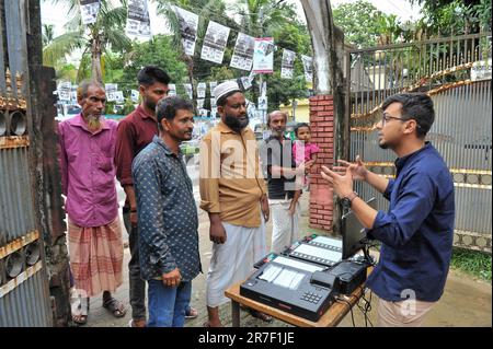 Die Wahlen zur Sylhet City Corporation sind nur ein paar Wochen später. Das Sylhet Regional Election Office führt über die elektronische Abstimmungsmaschine (EVM) Wahlkampf für die Sylhet City Corporation, damit die Wähler ohne Zögern wählen können. Eifrige Wähler versammelten sich auf dem Grundschulgelände der Regierung von Madhushahid für die EVM-Ausstellung. Sylhet, Bangladesch. Stockfoto