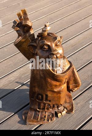 Die kleine Metallskulptur Hewelion der Löwe in der Altstadt von Danzig, Polen Stockfoto