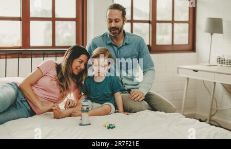 Neben lustigen Lernspielzeugen und Bausteinen fördern sie die Gehirnentwicklung, verbessern die Koordination der Hand und der Augen, fördern die Feinmotorik und fördern die Konzentration Stockfoto