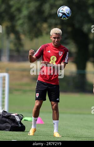Cardiff, Großbritannien. 15. Juni 2023. Brennan Johnson of Wales während des offenen Trainings der Wales-Fußballmannschaft im Vale Resort in Hensol, bei Cardiff, Wales, am Donnerstag, den 15. Juni 2023. Das Team bereitet sich auf die nächste UEFA Euro 2024-Qualifikation morgen vor. Nur redaktionelle Verwendung, Bild von Andrew Orchard/Andrew Orchard Sports Photography/Alamy Live News Credit: Andrew Orchard Sports Photography/Alamy Live News Stockfoto