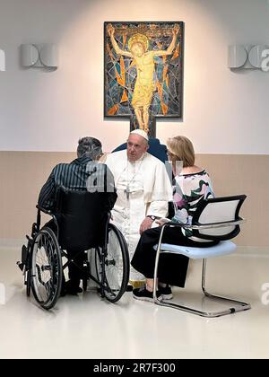 Rom, Rom. 15. Juni 2023. Italien, Rom, 2023/6/15 . Papst Franziskus (C) Besuch der Abteilung für Pädiatrische Onkologie und Kinderneurochirurgie im zehnten Stock der Gemelli Poliklinik in Rom Foto der Vatikanischen Medien/katholische Presse Foto BESCHRÄNKT AUF REDAKTIONELLE VERWENDUNG - KEIN MARKETING - KEINE WERBEKAMPAGNEN/BESTE QUALITÄT VERFÜGBAR HANDOUT NUR REDAKTIONELLE VERWENDUNG Kredit: Unabhängige Fotoagentur/Alamy Live News Stockfoto