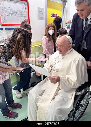 Rom, Rom. 15. Juni 2023. Italien, Rom, 2023/6/15 . Papst Franziskus (C) Besuch der Abteilung für Pädiatrische Onkologie und Kinderneurochirurgie im zehnten Stock der Gemelli Poliklinik in Rom Foto der Vatikanischen Medien/katholische Presse Foto BESCHRÄNKT AUF REDAKTIONELLE VERWENDUNG - KEIN MARKETING - KEINE WERBEKAMPAGNEN/BESTE QUALITÄT VERFÜGBAR HANDOUT NUR REDAKTIONELLE VERWENDUNG Kredit: Unabhängige Fotoagentur/Alamy Live News Stockfoto