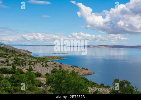 An der Adriaküste Kroatiens in der Nähe der Stadt Karlobag im Kreis Lika-Senj, Spätwohnjahr. Mit Blick auf die Insel Otok Pag Stockfoto