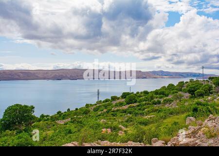 An der Adriaküste Kroatiens in der Nähe der Stadt Karlobag im Kreis Lika-Senj, Spätwohnjahr. Mit Blick auf die Insel Otok Pag Stockfoto