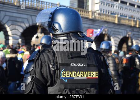 Paris (Frankreich) am 12. Februar 2022: Gendarmen (Polizeibeamte) bei der Demonstration der Protestteilnehmer „Gilets jaunes“ (Bewegung Gelbe Weste) Stockfoto