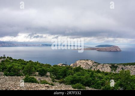 An der Adriaküste Kroatiens in der Nähe der Stadt Klada im Kreis Lika-Senj, Spätherbst. Mit Blick auf die Insel Goli Otok auf der rechten Seite mit Otok Sveti G. Stockfoto