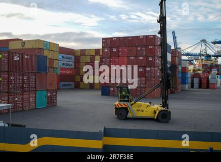 Auckland. 15. Juni 2023. Dieses Foto wurde am 15. Juni 2023 aufgenommen und zeigt einen Blick auf ein Containerterminal in Auckland, Neuseeland. ZU „Neuseeländisches BIP fällt Q1 bei Beginn der Rezession um 0,1 %“. Kredit: Zhao Gang/Xinhua/Alamy Live News Stockfoto