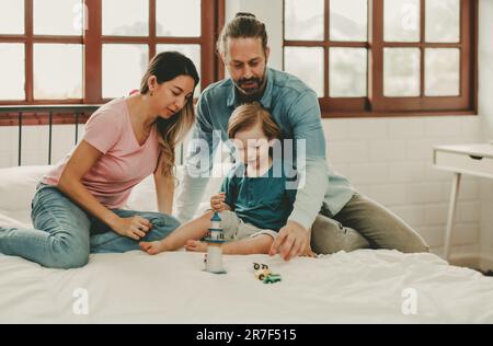 Neben lustigen Lernspielzeugen und Bausteinen fördern sie die Gehirnentwicklung, verbessern die Koordination der Hand und der Augen, fördern die Feinmotorik und fördern die Konzentration Stockfoto