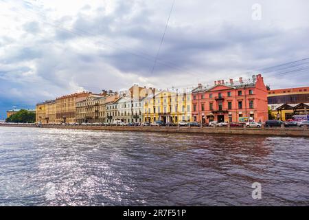 Ufer des Flusses Fontanka in St. Petersburg. St. Petersburg, Russland - 14. Juli 2022. Stockfoto