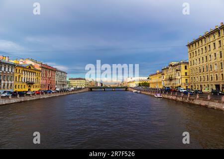 Ufer des Flusses Fontanka in St. Petersburg. St. Petersburg, Russland - 14. Juli 2022. Stockfoto