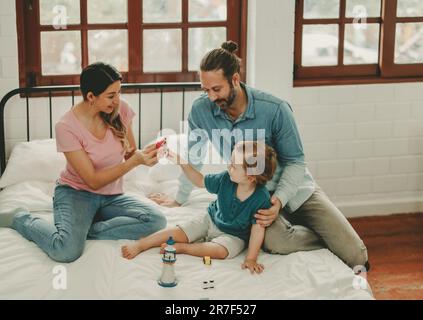 Neben lustigen Lernspielzeugen und Bausteinen fördern sie die Gehirnentwicklung, verbessern die Koordination der Hand und der Augen, fördern die Feinmotorik und fördern die Konzentration Stockfoto