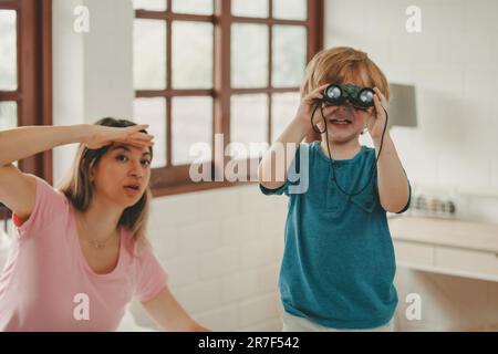 Neben lustigen Lernspielzeugen und Bausteinen fördern sie die Gehirnentwicklung, verbessern die Koordination der Hand und der Augen, fördern die Feinmotorik und fördern die Konzentration Stockfoto