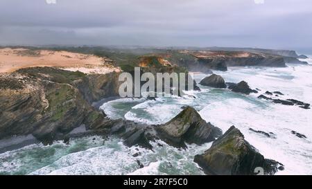 Luftaufnahmen der Klippen und des Strandes in Portugal. Rota Vicentina. Zeitlupenmeer Stockfoto