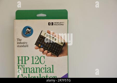 Stadt: Marilia, São Paulo, Brasilien - 17. Oktober 2022: Verpackung für den Hewlett Packard Finanzrechner HP in Weiß und Grün mit dem Compa Stockfoto