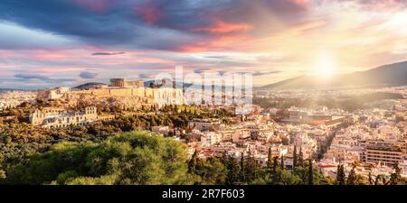 Panoramablick über Athen bei Sonnenaufgang Stockfoto