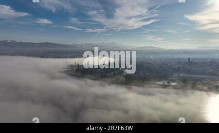 Blick aus der Vogelperspektive auf Arbon, eine Stadt am Bodensee, Blick auf die Schweiz bei Sonnenuntergang Stockfoto