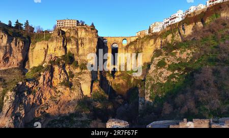 4K uhr Luftaufnahme der mittelalterlichen Stadt Ronda, Spanien. Stockfoto