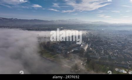 Blick aus der Vogelperspektive auf Arbon, eine Stadt am Bodensee, Blick auf die Schweiz bei Sonnenuntergang Stockfoto