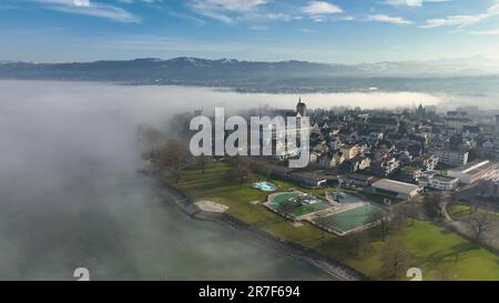 Blick aus der Vogelperspektive auf Arbon, eine Stadt am Bodensee, Blick auf die Schweiz bei Sonnenuntergang Stockfoto